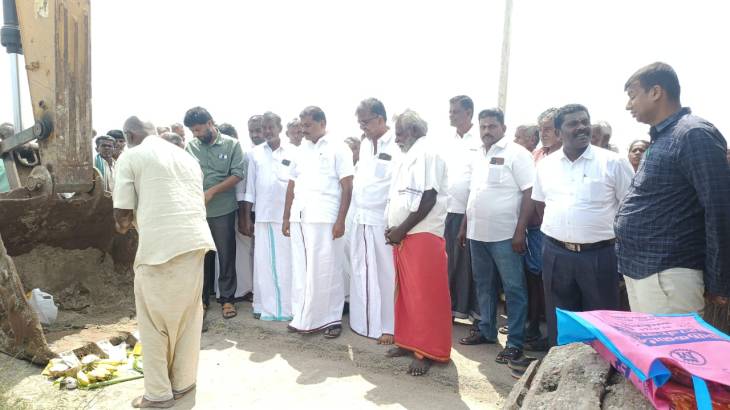 ரூ.2 கோடியே 60 லட்சம் மதிப்பீட்டில் புதிய உயர்மட்ட பாலம் கட்டும் பணியை எம்எல்ஏ மார்க்கண்டேயன் தொடங்கி வைத்தார்.