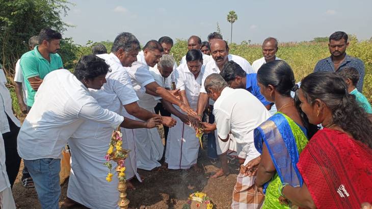 புதிய கலையரங்கம் கட்டும்மணியை எம்எல்ஏ மார்க்கண்டேயன் தொடங்கி வைத்தார்.