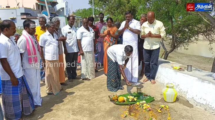 பேவர் பிளாக் சாலை அமைக்கும் பணியை அதிமுக யூனியன் சேர்மன் முனியசக்தி ராமச்சந்திரன் தொடங்கி வைத்தார்.