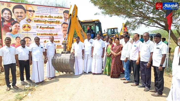 உருளைகுடி-பீக்கிலிபட்டி கிராமத்தில் சாலை அமைக்கும் பணியை எம்எல்ஏ மார்க்கண்டேயன் தொடங்கி வைத்தார்.