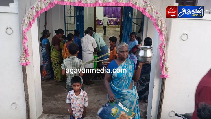  புனித வெள்ளியை முன்னிட்டு தேவாலயத்தில் 3 ஆயிரம் லிட்டர் பதநீர் வழங்கிய கிறிஸ்துவர்கள்: ஜாதி,மத பேதமின்றி அனைத்து மக்களும் வாங்க குவிந்தனர்!