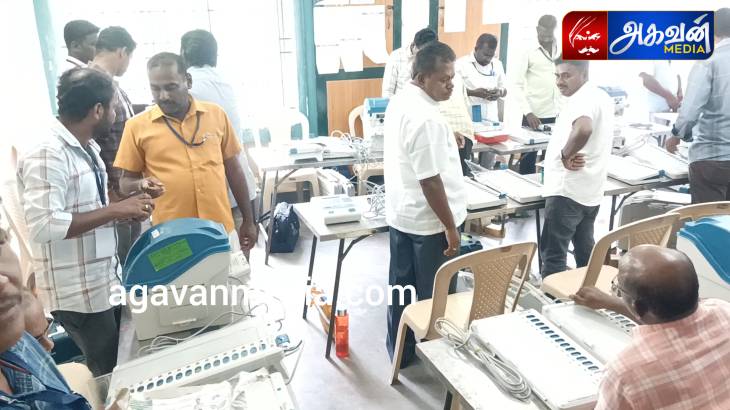 வாக்குப்பதிவு இயந்திரங்களில் சின்னங்கள் பொருத்தும் பணி தீவிரம் : 300-க்கும் மேற்பட்டோர் பணியில் ஈடுபடுத்தப்பட்டுள்ளனர்.

