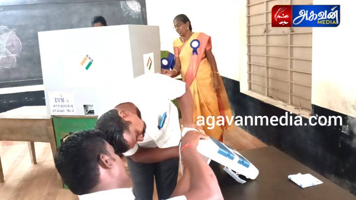 வகுப்பதிவு இயந்திரம் பழுது காரணமாக  வாக்குப்பதிவு தற்காலிக நிறுத்திவைப்பு பின் மீண்டும் வாக்குப்பதிவு தொடக்கம்.

