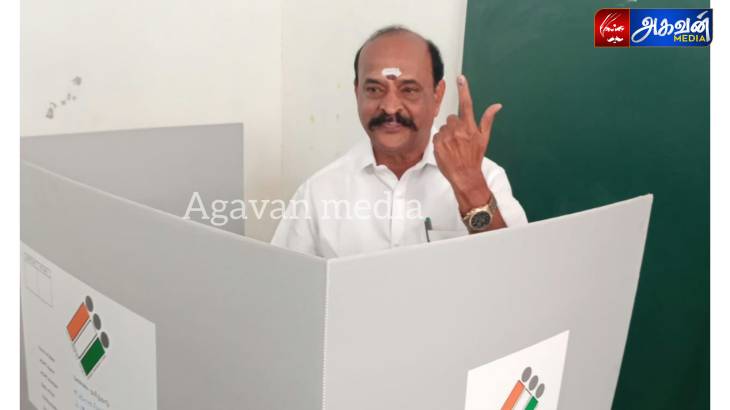 முன்னாள் அமைச்சர்  ஜனநாயக கடமையை நிறைவேற்றினார்!

