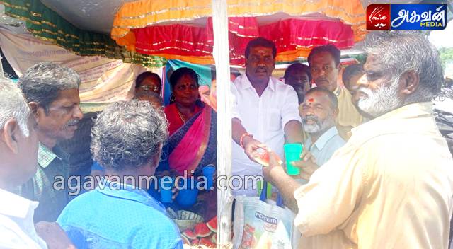 பொது மக்களுக்கு நீர்,மோர் வழங்கிய அதிமுக ஒன்றிய செயலாளர் காந்தி (எ)காமாட்சி!