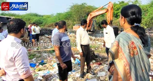 பக்கில் ஓடை அடைப்புகளை   சரி செய்யும் பணியினை அமைச்சர் கீதா ஜீவன் ஆய்வு செய்தார்.