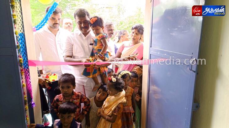 குழந்தைகளுடன்  அங்கன்வாடி மையத்தை கட்டிடத்தை MLA மார்கண்டேயன் திறந்து வைத்தார்.