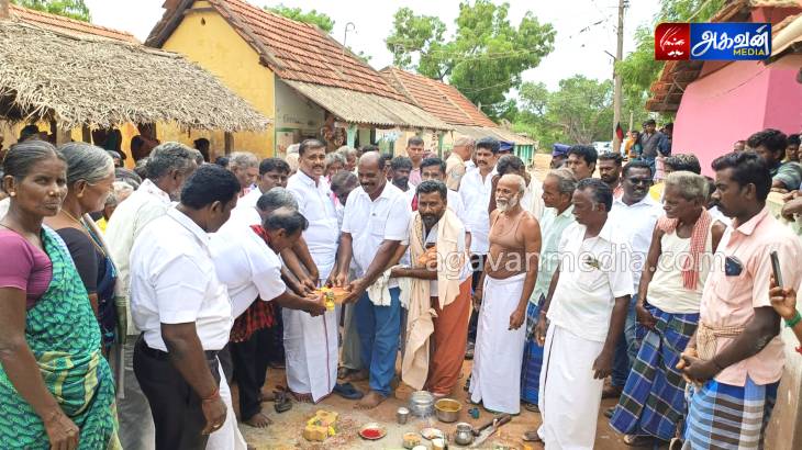பேவர் பிளாக் சாலை அமைக்கும் பணியை MLA மார்க்கண்டேயன் பூமி பூஜை செய்து தொடங்கி வைத்தார்.