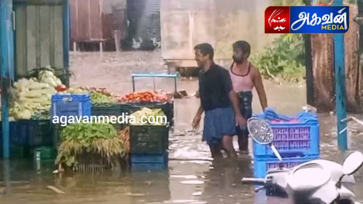 கடைகளுக்குள் புகுந்த மழை நீர்!

