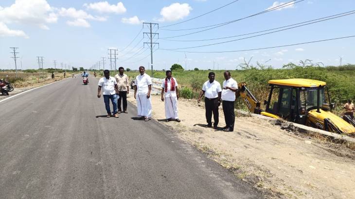நெடுஞ்சாலை தற்காலிக  சீரமைப்பு  மற்றும்  கட்டமைப்பு பணிகளை  விளாத்திகுளம் MLA மார்கண்டேயன் ஆய்வு செய்தார்!