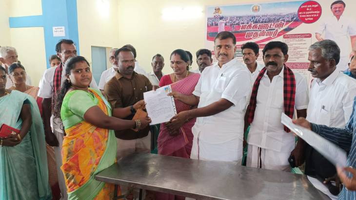 விளாத்திகுளம் அருகே சூரங்குடியில் மக்களுடன் முதல்வர் சிறப்பு முகாம் எம் எல் ஏ மார்க்கண்டையன் பங்கேற்பு!