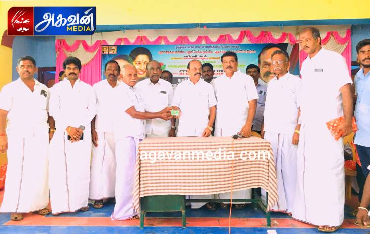 புதிய டிஜிட்டல் வடிவிலான அதிமுக உறுப்பினர் அட்டை வழங்கிய முன்னாள் அமைச்சர் கடம்பூர் ராஜூ!

