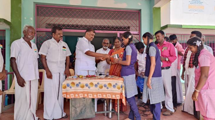 78வது சுதந்திர தின விழாவை முன்னிட்டு காடல்குடி அரசு உயர்நிலைப் பள்ளியில் கொடி ஏற்றிய எம்எல்ஏ மார்க்கண்டேயன்.

