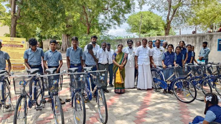 100 மாணவ- மாணவிகளுக்கு விலையில்லா மிதிவண்டிகளை வழங்கிய  MLA மார்க்கண்டேயன்!