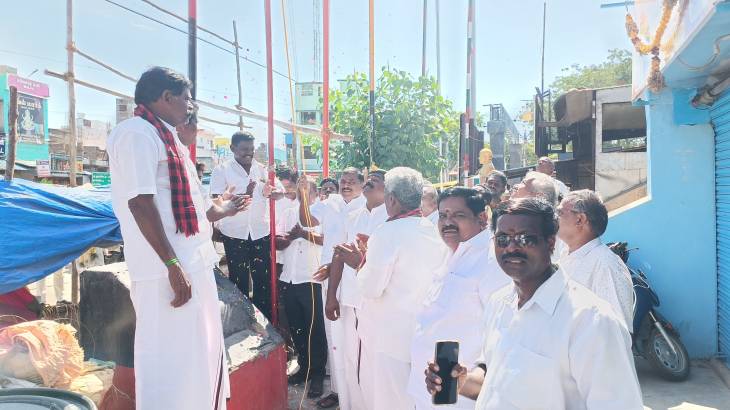 MLA மார்கண்டேயன் திமுக கழக கொடியேற்றி  இனிப்பு வழங்கினார்.