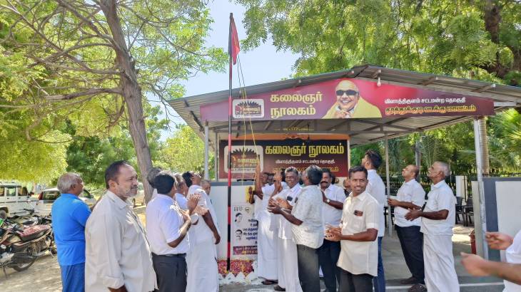 அண்ணா பிறந்தநாளை முன்னிட்டு திமுக கழக கொடியேற்றி  இனிப்பு வழங்கினார்  MLA  மார்கண்டேயன். 