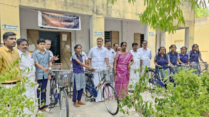 174 மாணவ,மாணவிகளுக்கு அரசின் நிலையில்லா மிதிவண்டிகளை MLA மார்க்கண்டேயன் வழங்கினார்.

