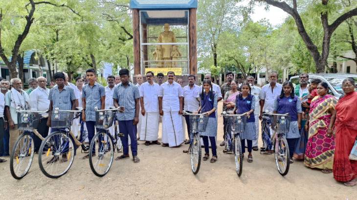 93 மாணவ,மாணவிகளுக்கு இலவச விலைஇல்லா   மிதிவண்டிகளை எம்எல்ஏ மார்க்கண்டேயன் வழங்கினார்.

