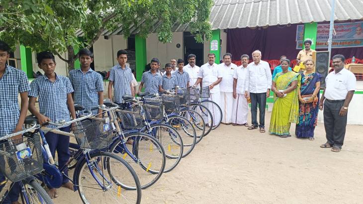 பேரிலோவன்பட்டி அரசு மேல்நிலைப் பள்ளியில் 110 மாணவர்களுக்கு இலவசம் மிதிவண்டிகளை எம்.எல்.ஏ மார்க்கண்டேயன் வழங்கினார்.