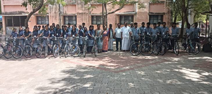 செங்கோட்டை அரசு மேல்நிலைப் பள்ளியில் 31 மாணவ மாணவியர்களுக்கு இலவச மிதிவண்டிகள் வழங்கப்பட்டது.


