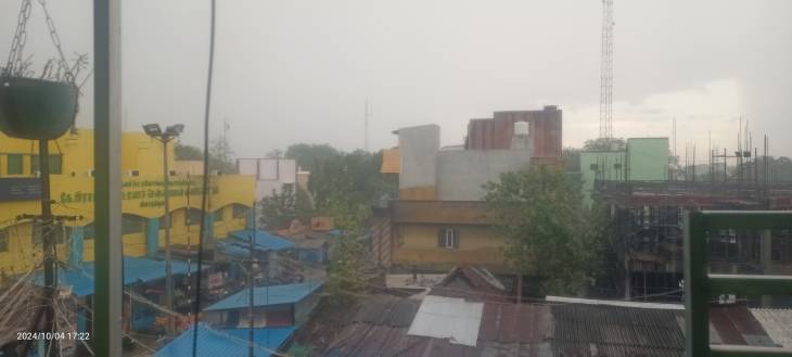 2 மணி நேரத்திற்கு மேலாக வெளுத்து வாங்கிய கனமழை : முகப்பு விளக்குகளை ஒளிரவிட்டுச் செல்லும் வாகனங்கள்!