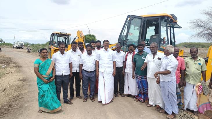 புதிய சாலை அமைக்கும் பணியை எம்எல்ஏ மார்கண்டேயன் தொடங்கி வைத்தார். 