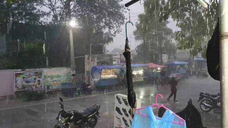 2 மணி நேரத்திற்கு மேலாக வெளுத்து வாங்கிய கனமழை : முகப்பு விளக்குகளை ஒளிரவிட்டுச் செல்லும் வாகனங்கள் : விவசாயிகள் மகிழ்ச்சி!