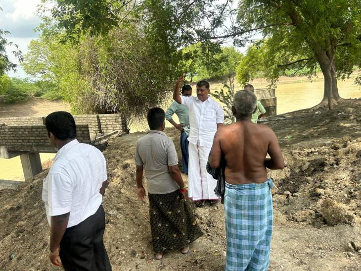 பாலத்தின் பணிகளை விளாத்திகுளம் MLA மார்கண்டேயன் பார்வையிட்டு ஆய்வு. 