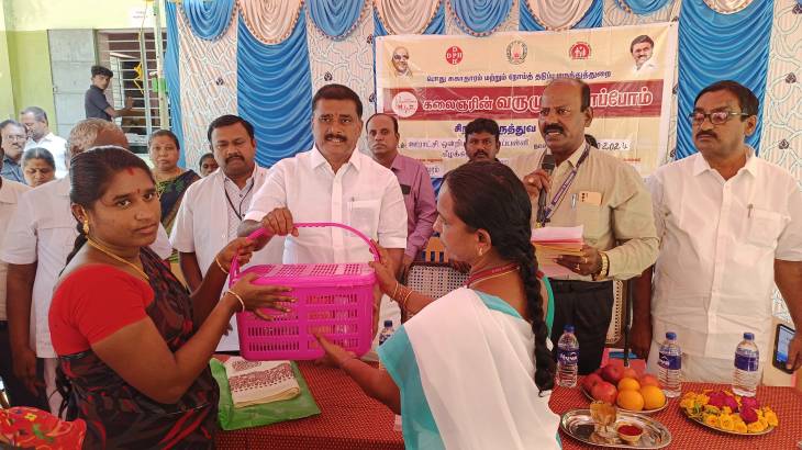 கர்ப்பிணி பெண்களுக்கு ஊட்டச்சத்து பெட்டகத்தினை வழங்கிய MLA மார்கண்டேயன்!

,