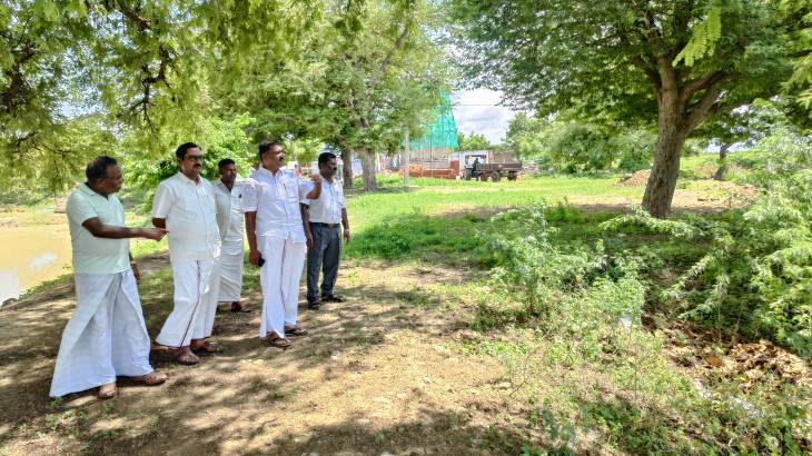 குளத்தை ஆய்வு செய்த MLA மார்கண்டேயன்!