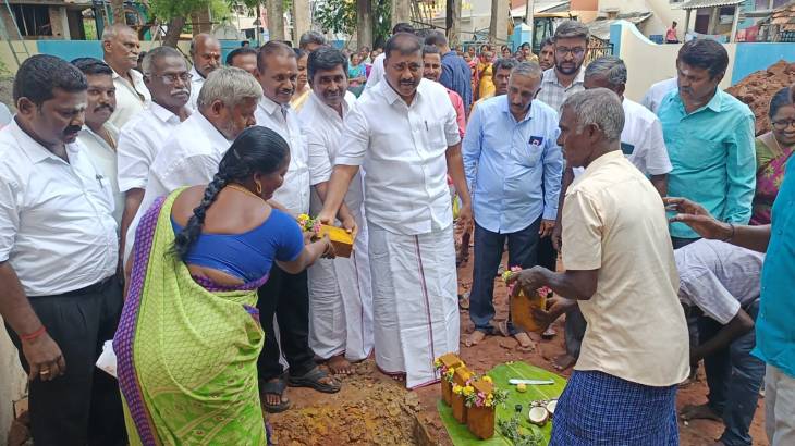புதிய வகுப்பறை மற்றும் ஆய்வகம் கட்டுவதற்கான பணிகளை MLA மார்கண்டேயன் துவக்கி வைத்தார்.

