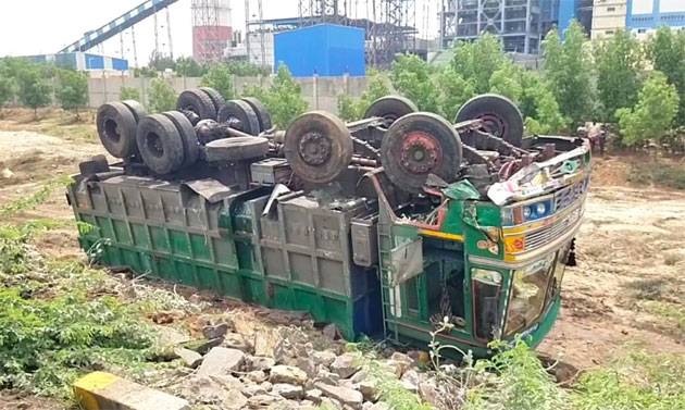 நிலக்கரி ஏற்றி வந்த லாரி கவிழ்ந்து விபத்து!
