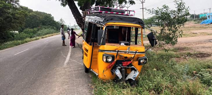 சாலையோர மரத்தின் மீது  ஆட்டோ மோதி விபத்து: 13 பெண்கள் காயம்!