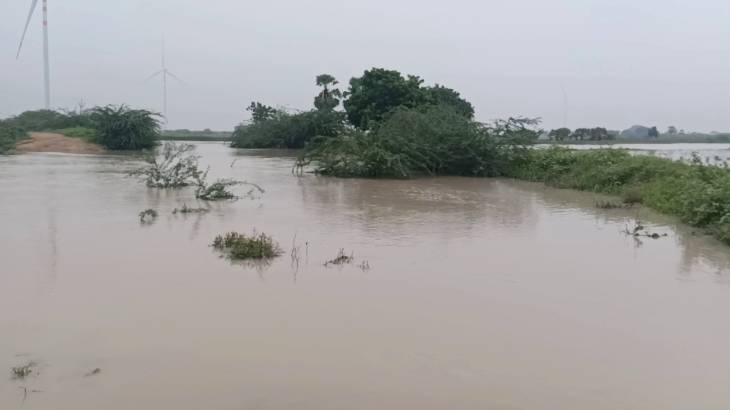 ஊருக்குள் புகுந்த வெள்ளம் : அதிகாரிகள் அலட்சியம்!

