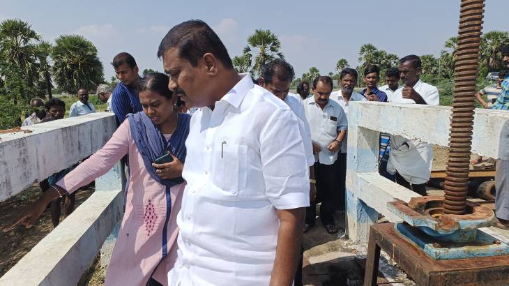 அணைக்கட்டில் உபரி நீர் வெளியேற்றப்படுவதை மார்கண்டேயன் பார்வையிட்டு ஆய்வு!