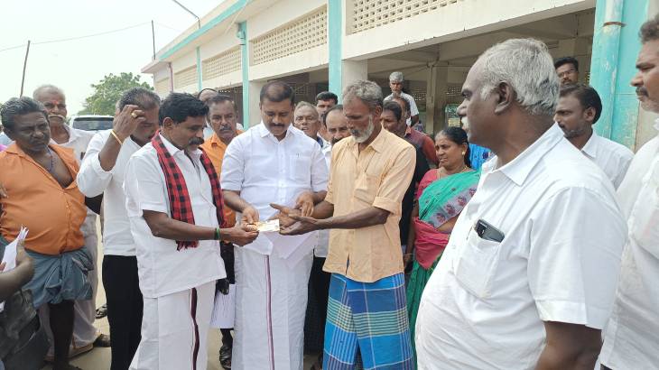 மீனவர்களுக்கு நிதி உதவி வழங்கிய எம்.எல்.ஏ மார்க்கண்டேயன்!

