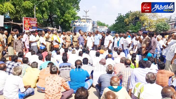 விவசாயிகள் சாலை மறியல் : முதல்வருக்கு எதிர்ப்பு தெரிவித்து கருப்புக்கொடி போராட்டம்!