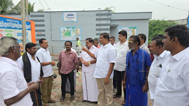பேருந்து நிலையம் உட்புறம் எம்.எல்.ஏ பார்வையிட்டு ஆய்வு செய்தார்.