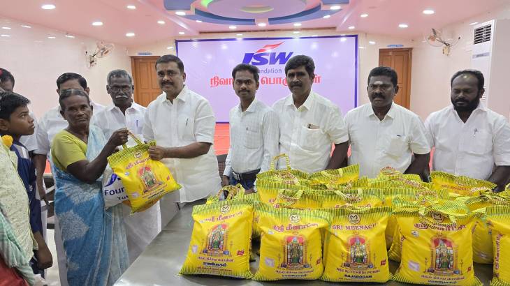  500-க்கும் மேற்பட்ட குடும்பங்களுக்கு வெள்ள நிவாரண பொருட்களை வழங்கிய MLA!