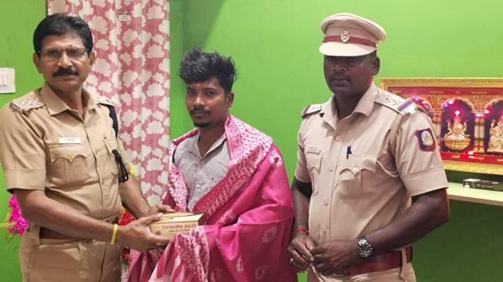 தவறவிட்ட நகையை உரியவரிடம் ஒப்படைத்த இளைஞருக்கு பாராட்டு!