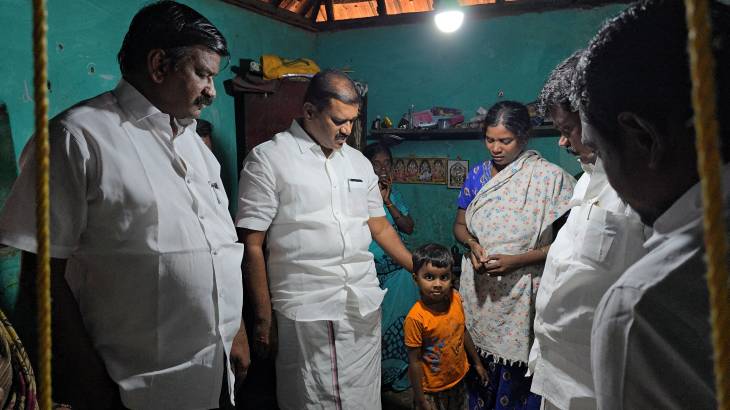 ஆறுதல் கூறி நிதி உதவி வழங்கிய  MLA  ! 