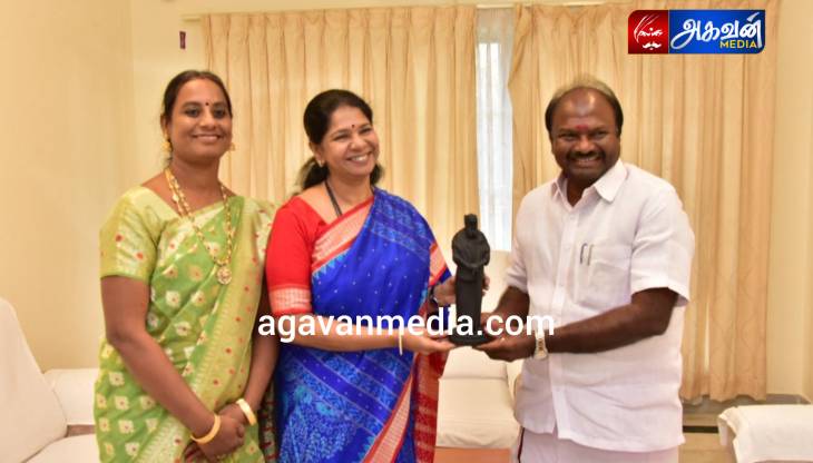 கனிமொழி  எம்.பியிடம் வாழ்த்து பெற்ற சந்திரகுமார் எம்எல்ஏ!