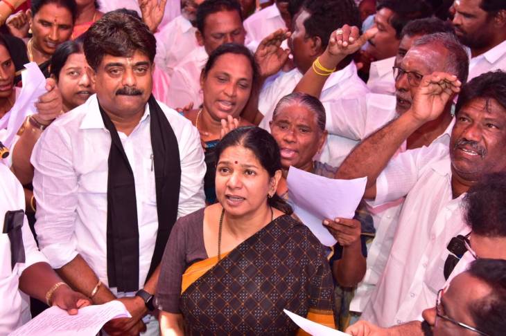 தமிழக மீனவர்கள் இலங்கை கடற்படையால் தொடர்ந்து கைதை கண்டித்து   கனிமொழி க எம்.பி தலைமையில் கருப்பு பேட்ஜ் அணிந்து ஆர்ப்பாட்டம் !