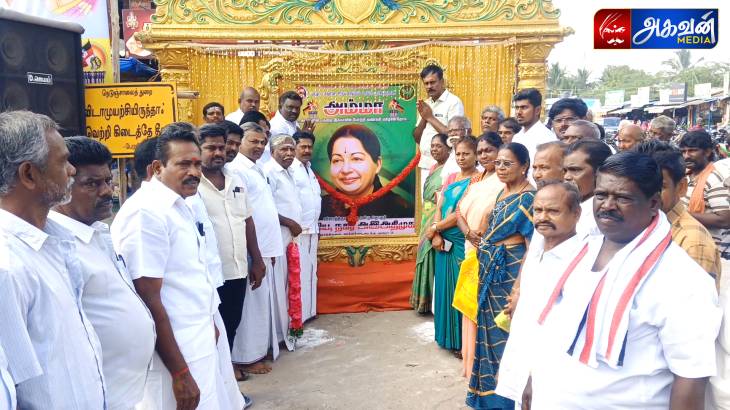 முன்னாள் முதல்வர் ஜெயலலிதாவின் 77-வது பிறந்தநாளை முன்னிட்டு இனிப்பு வழங்கி கொண்டாடிய அதிமுகவினர்!



