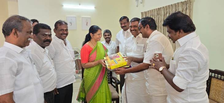 கனிமொழியிடம்  அழைப்பிதழை வழங்கிய  சட்டமன்ற உறுப்பினர் மார்கண்டேயன்!
